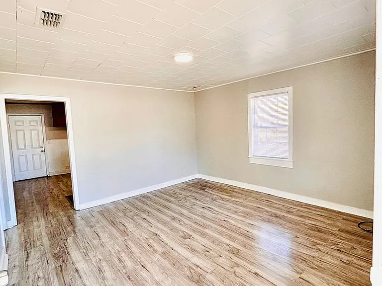 257 N Pine Ave — Photo 3