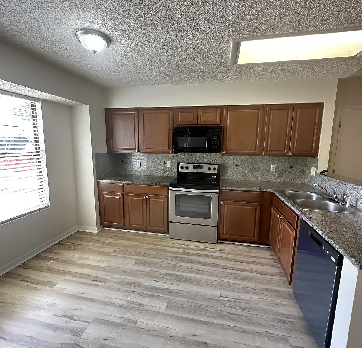 4 bed, 2.0 bath, 1643 sqft, $1,900 — Photo 3