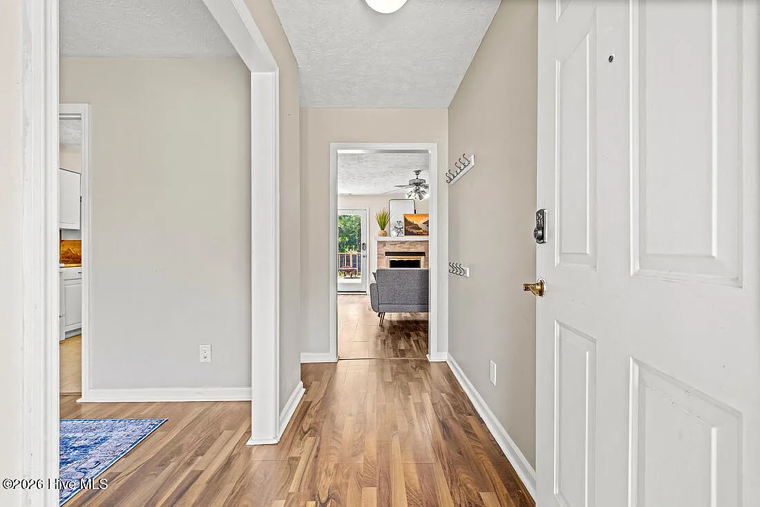 3 bed, 2.0 bath, 1588 sqft, $1,750 — Photo 2