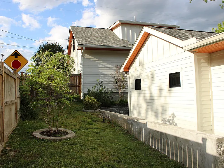 1401 Lillian St — Photo 2