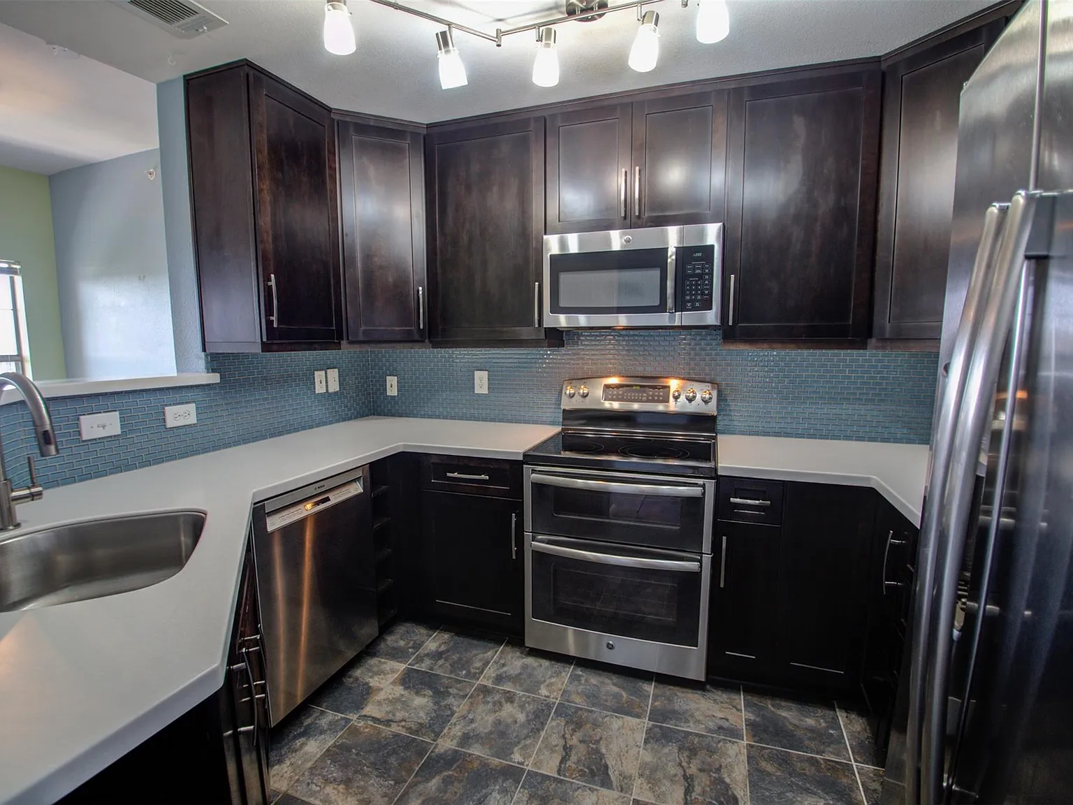 3 bed, 2.0 bath, 1192 sqft, $1,700 — Photo 2