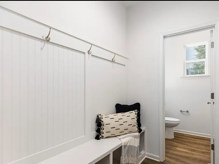 2633 Capitol Dr — Photo 14