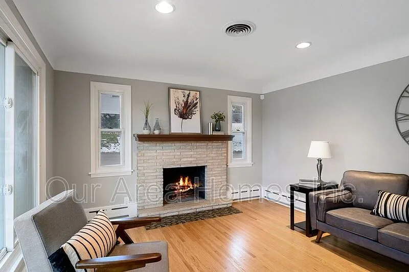 4 bed, 2.0 bath, 1816 sqft, $2,895 — Photo 2