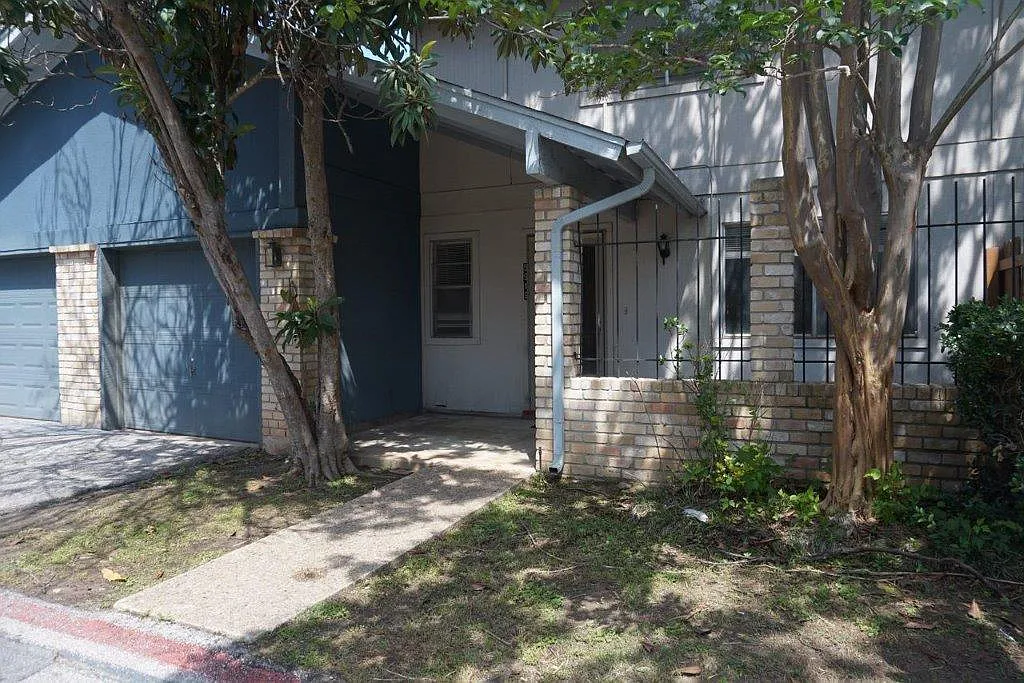 2 bed, 1.5 bath, 1026 sqft, $1,350 — Photo 1