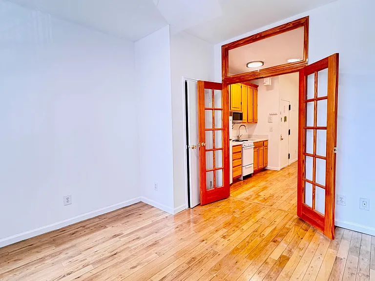 306 E 6th St #3 — Photo 9