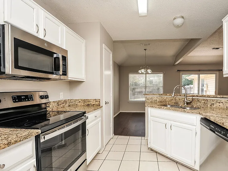 1040 Glencrest Dr — Photo 9