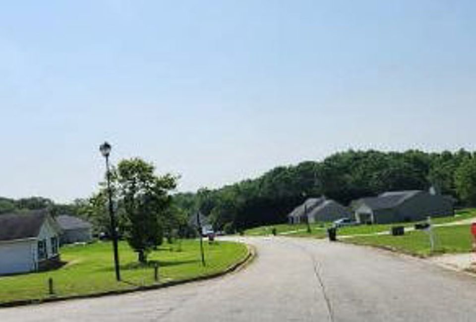 Exterior Neighborhood (street photo)
