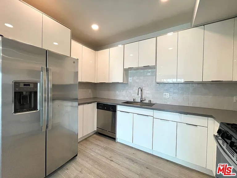 14612 Calvert St #401 — Photo 9