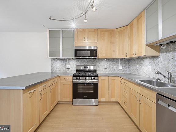 5th image of 1657 Parkcrest Cir APT 201