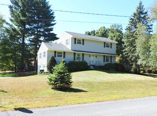 4 Windsor Dr, Halfmoon, NY 12065