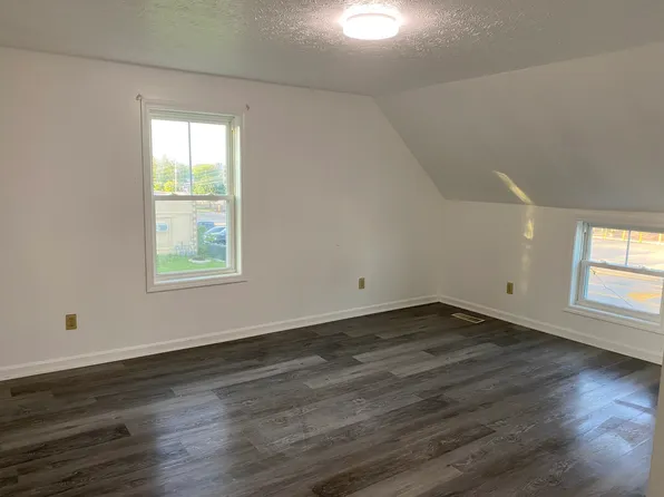 207 Cherry Ave, Chardon, OH