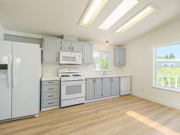 4th image of 209 Yosemite Road