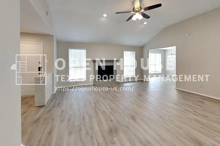 909 Sandhurst Dr — Photo 4