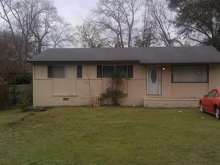 820 McPherson Dr — Photo 2