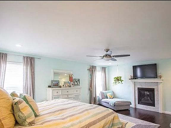 3rd image of 2577 Greenwood Ave
