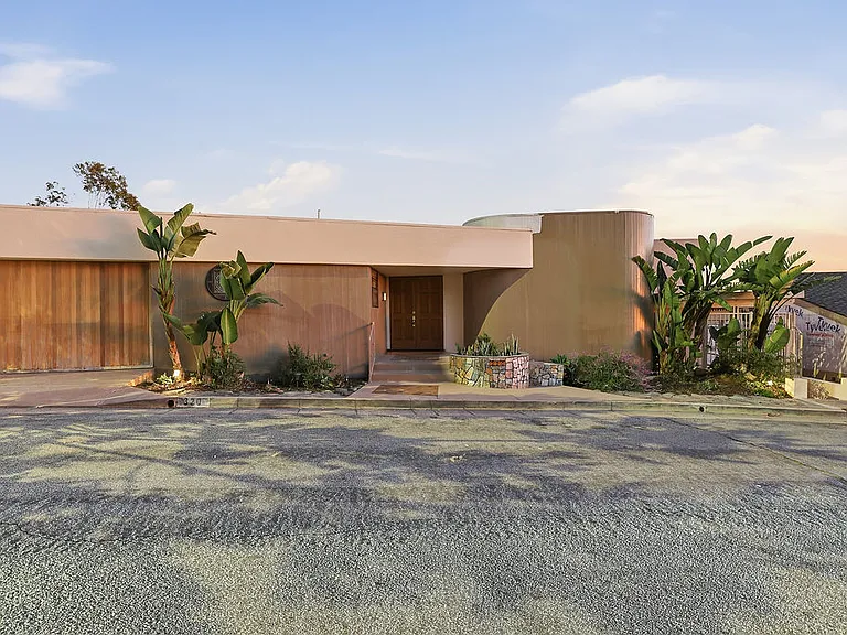320 Kempton Rd — Photo 37