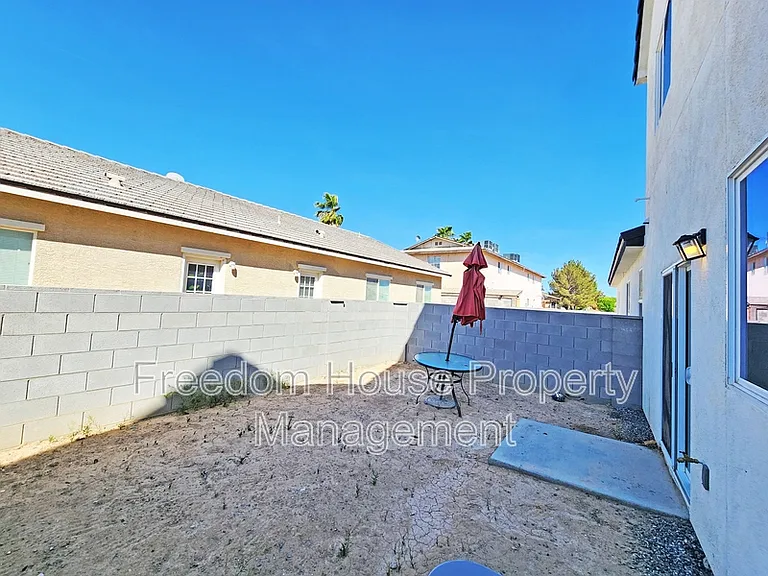 384 Erin St — Photo 33