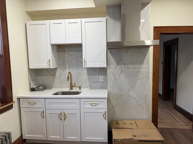 Updated Eat-in-kitchen