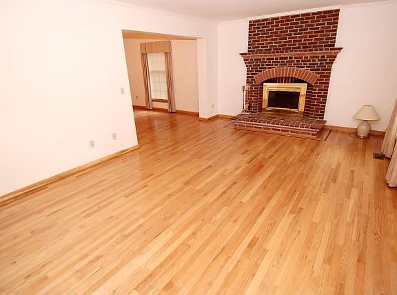 4th image of 2422 Sandburg St