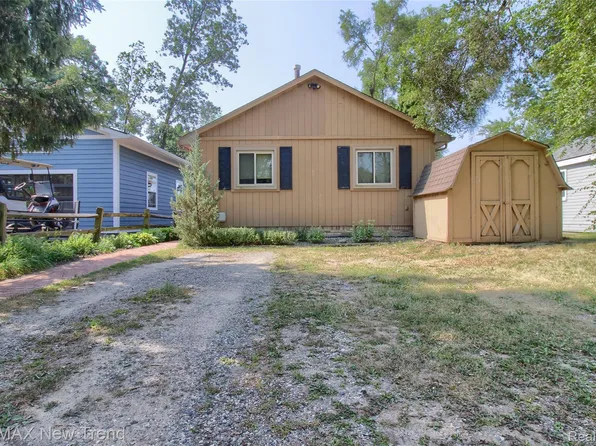 2475 Jackson Blvd, Highland, MI 48356