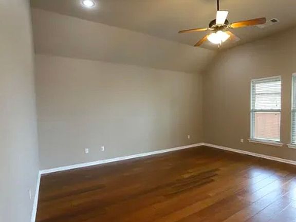 4th image of 15160 Oberlin Ave
