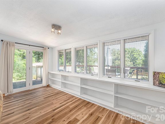 5th image of 258 Camelot Dr