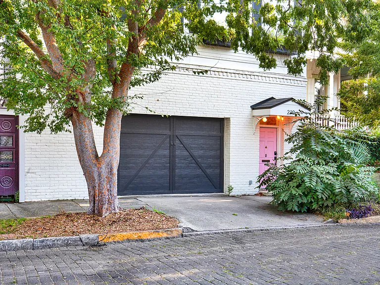 210 E Waldburg St #A — Photo 13