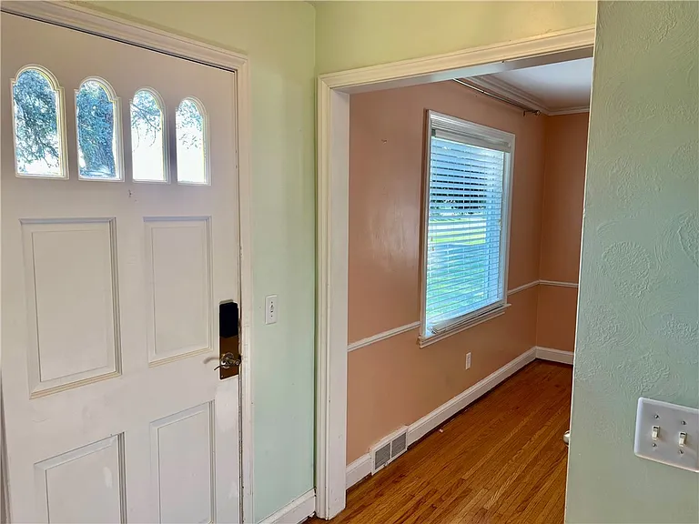 1161 Winton Rd S — Photo 3
