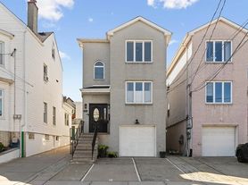 31 6th St, Harrison, NJ