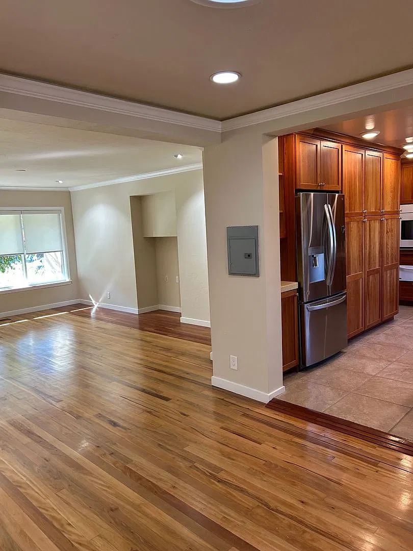 Spacious home located in Friendly Acres — Photo 4