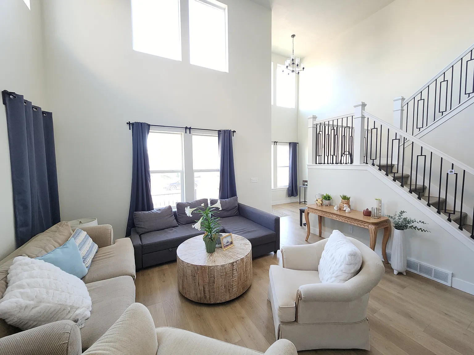 5 bed, 3.5 bath, 2365 sqft, $560 — Photo 3