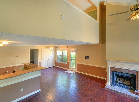4th image of 370 Garden Walk N