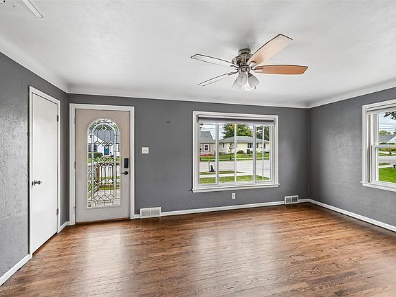 5th image of 1117 35th St NE
