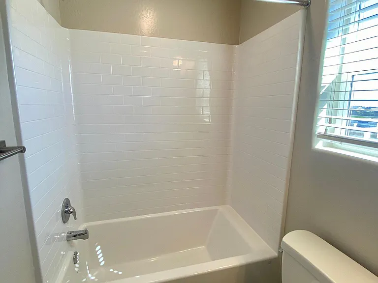 1102 Royalty Way W — Photo 16