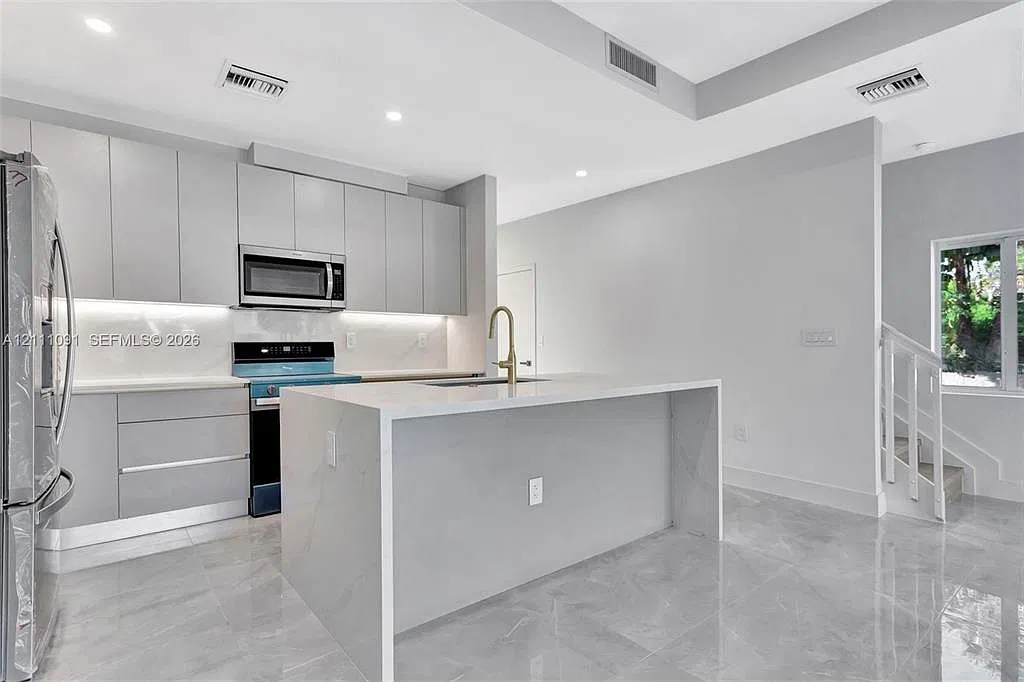 3 bed, 2.5 bath, 1633 sqft, $3,900 — Photo 3