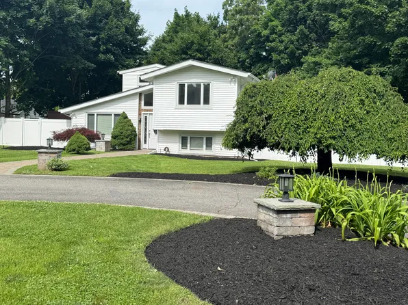 26 Fox Ln, Shoreham, NY 11786