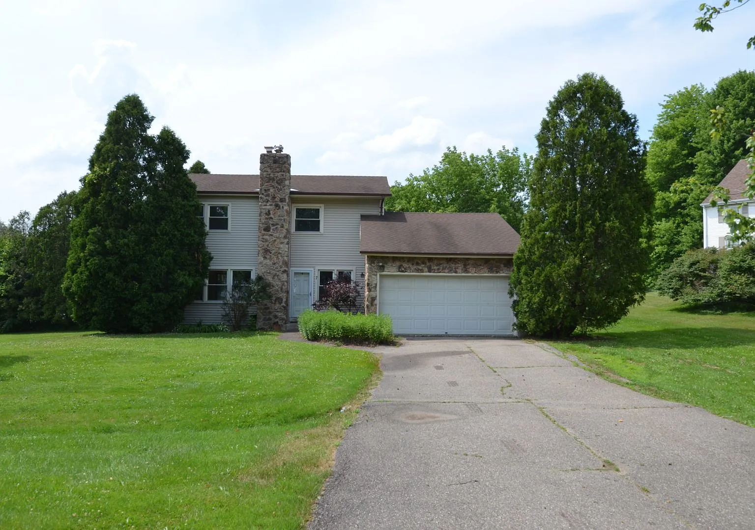 Spacious 4+ Bedroom Single-Family Home in Essex Junction — Photo 2