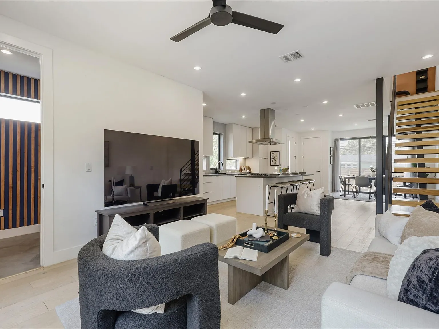 3 bed, 2.5 bath, 2193 sqft, $4,000 — Photo 2