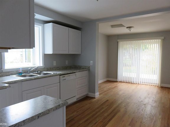 2nd image of 938 Iroquois Ave