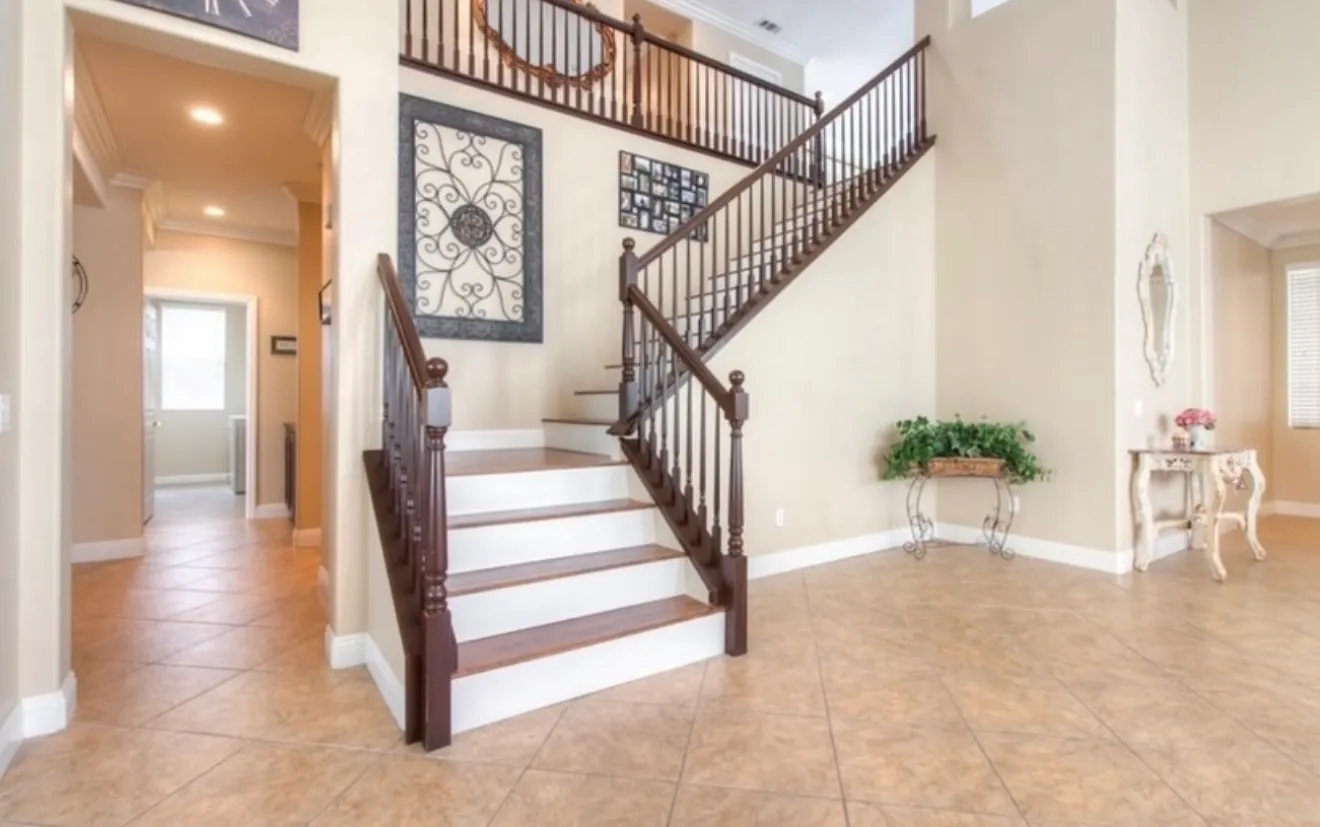 6 bed, 4000 sqft, $1,099 — Photo 4