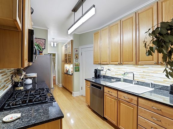 5th image of 431 W Aldine Ave APT 10