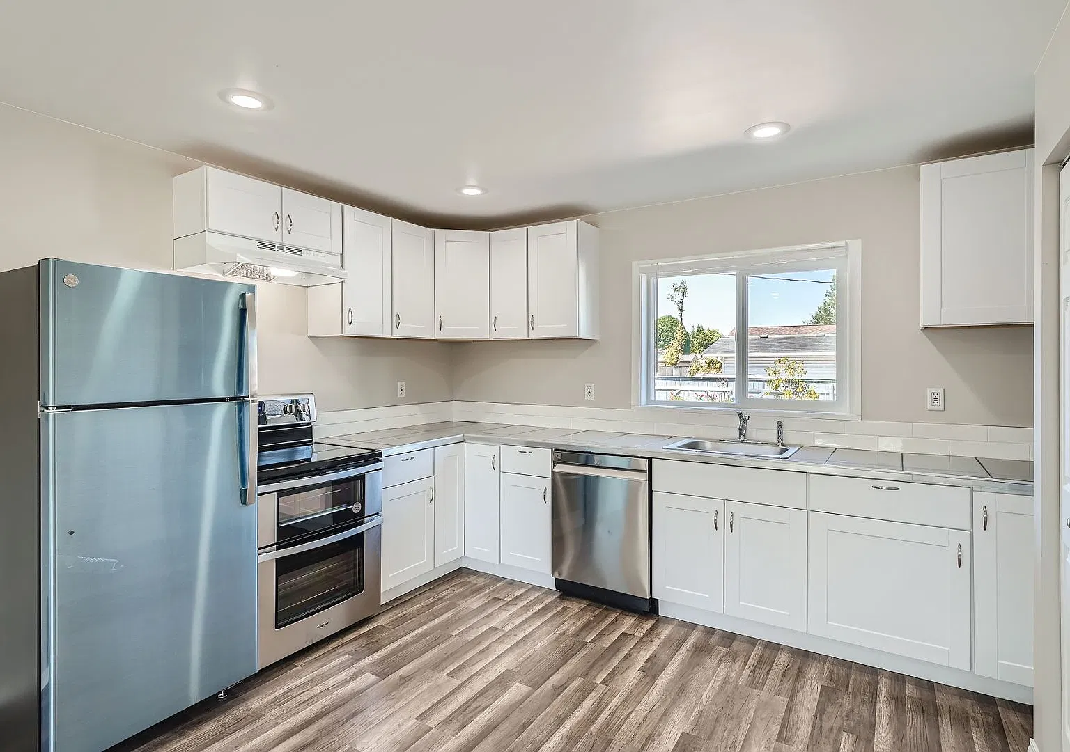 Modern, Beautiful Fully Remodeled 2br/1ba Available August 5th!! Tour Today — Photo 4