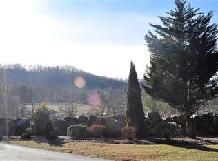 123 Sovereign Ln, Fairview, NC 28730