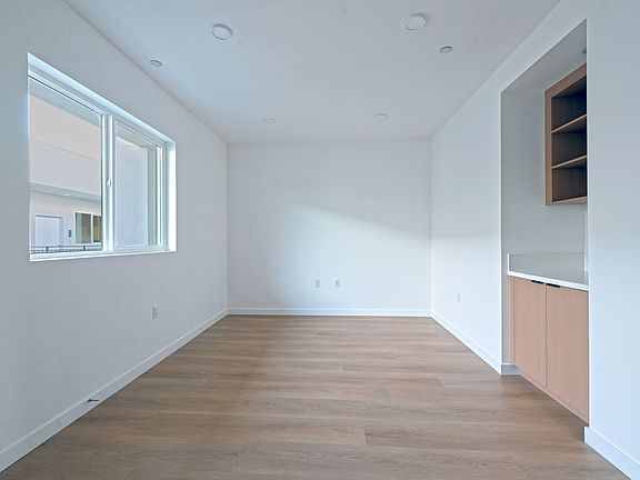 4th image of 14606 Sylvan St #203