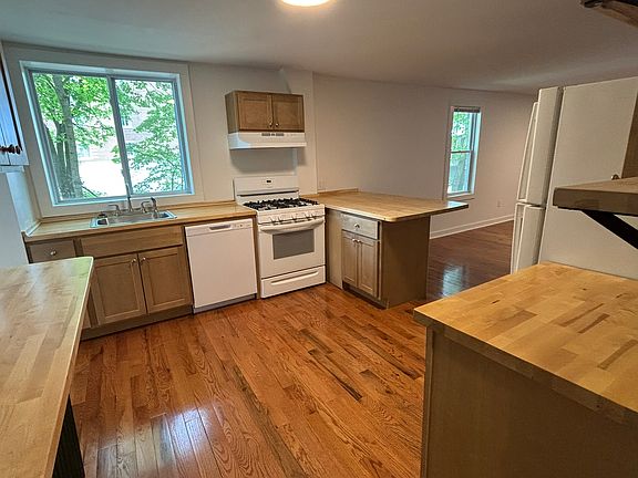 4th image of 142 S Aurora St APT 1