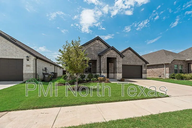 4 bed, 3.0 bath, 2077 sqft, $2,400 — Photo 1