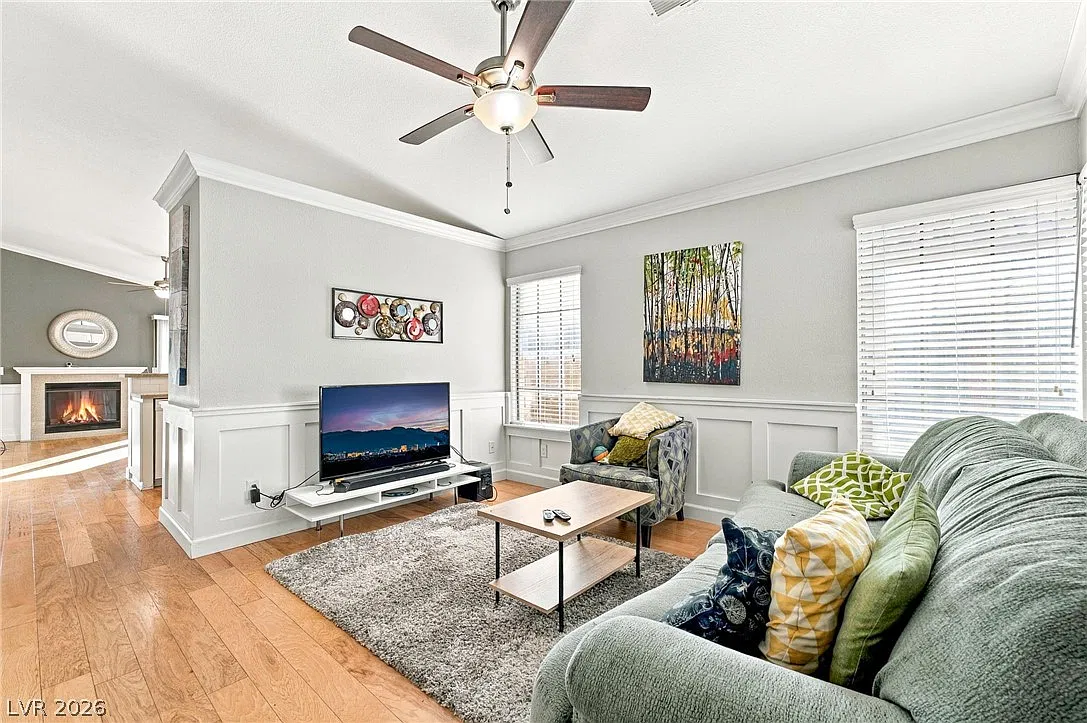 3 bed, 2.0 bath, 1212 sqft, $2,145 — Photo 2
