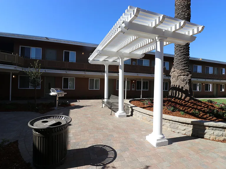 Coral Gardens Apartments — Photo 15