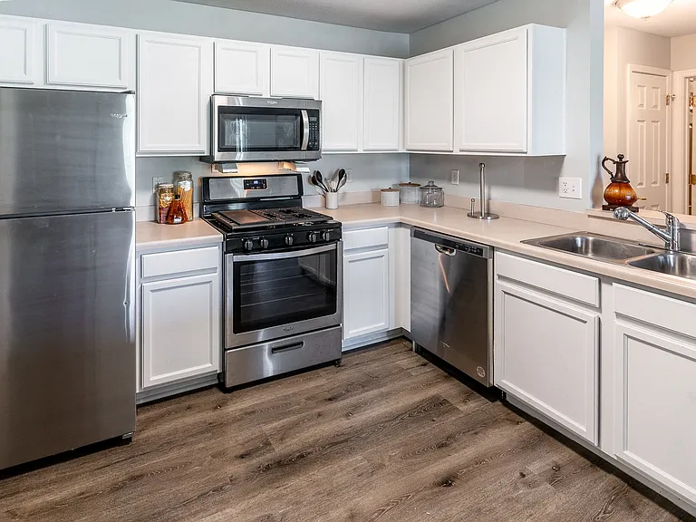 Creekside at Meadowbrook Apartments — Photo 2