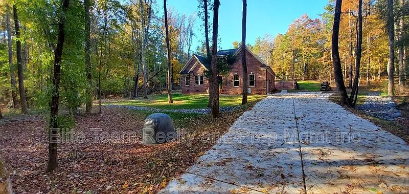 4 bed, 3.0 bath, 3400 sqft, $3,900 — Photo 2
